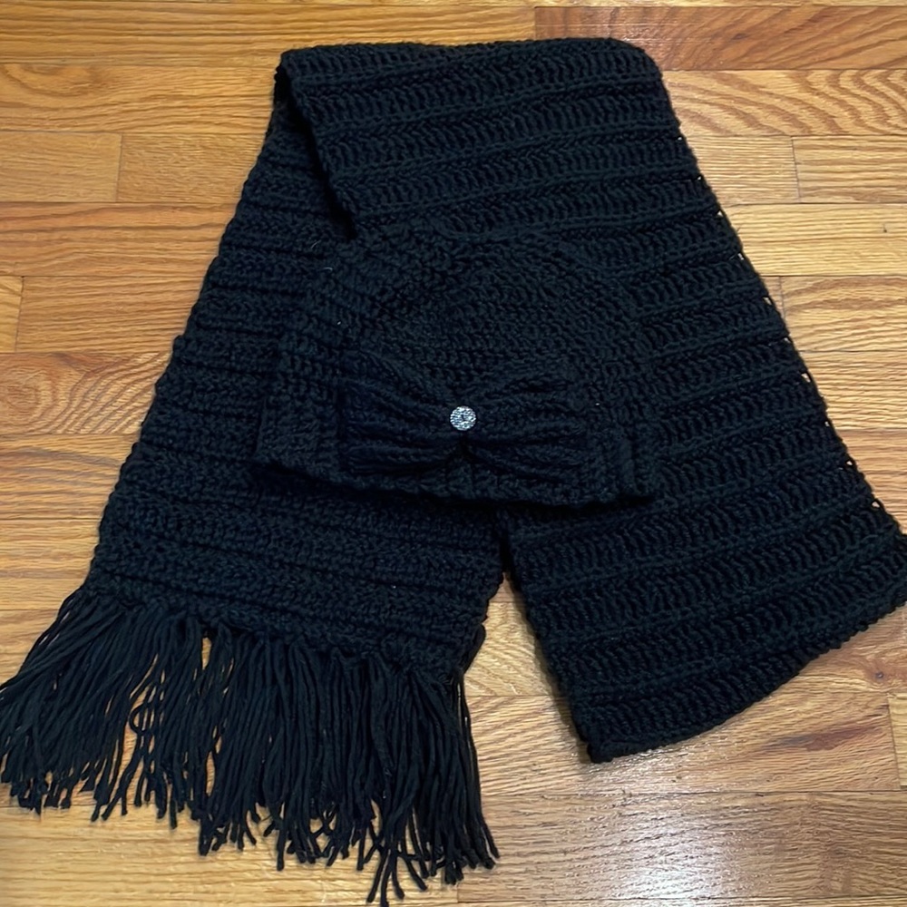 Hand knit scarf & hat set. Brand new never worn. Super soft & warm
